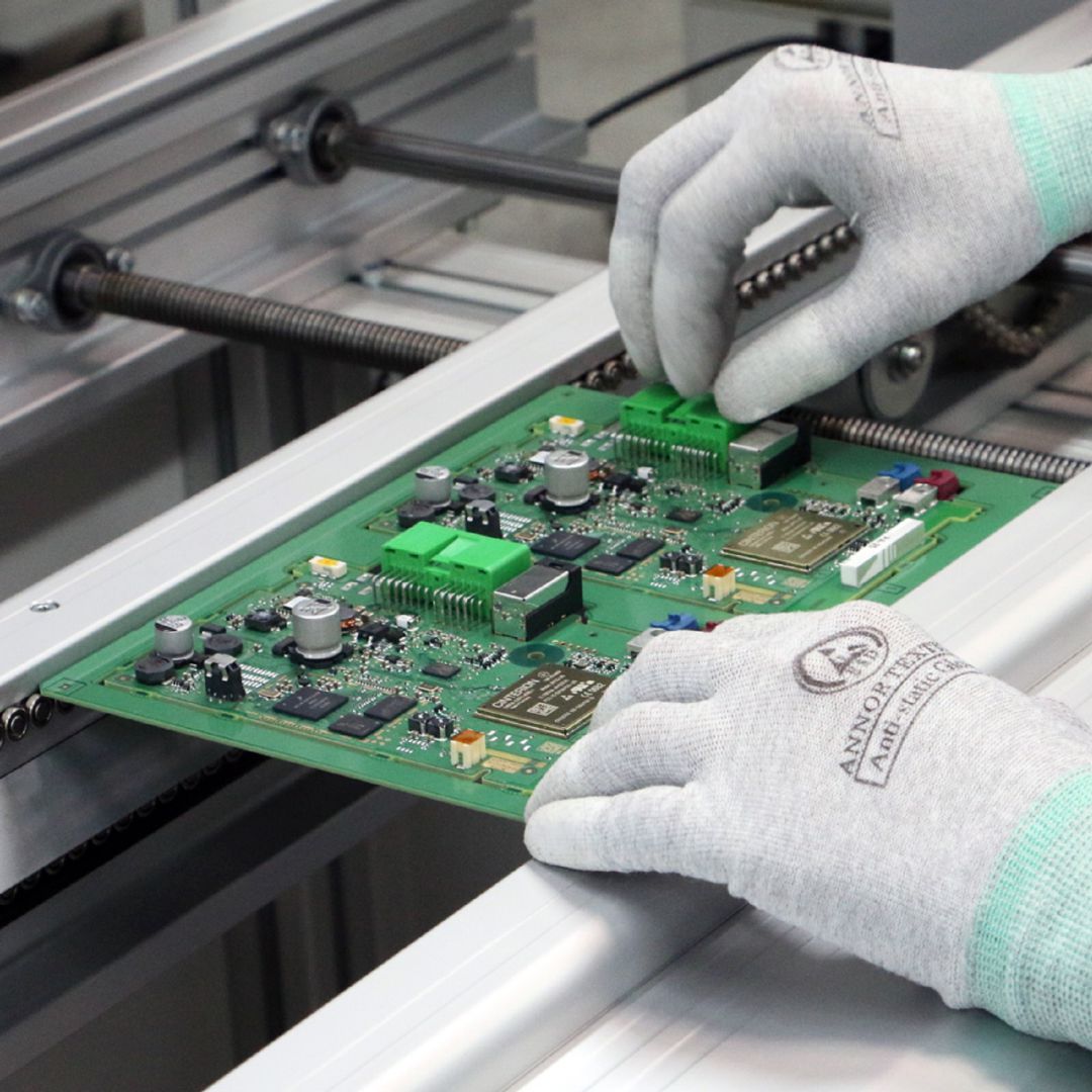 Empleado de Actia Systems manipulando un circuito. Empleado de Actia Systems manipulando un circuito.