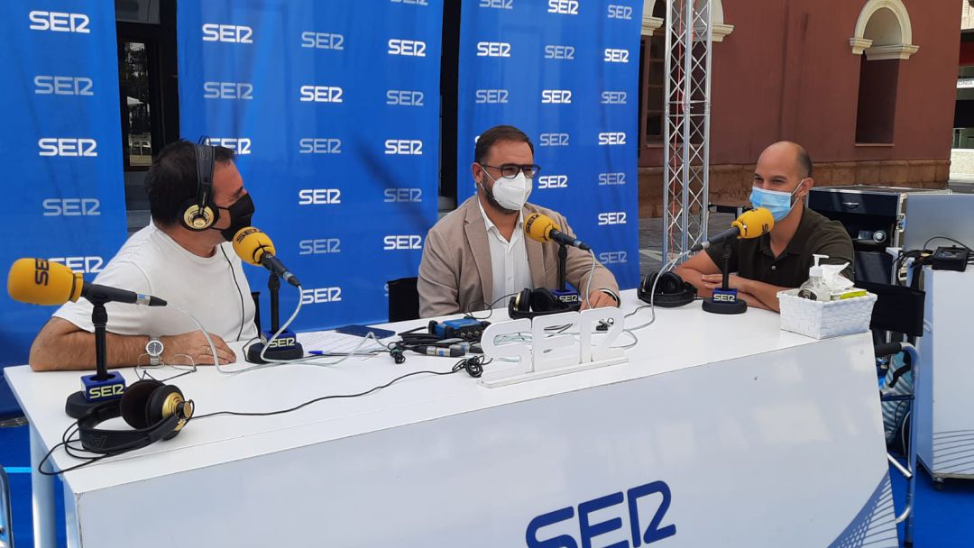 En la foto de izda a derecha: Miguel Meroño, realizador de Hoy por hoy Lorca; Diego José Mateos, alcalde de Lorca y José Ángel Ponce, concejal de Festejos. En la foto de izda a derecha: Miguel Meroño, realizador de Hoy por hoy Lorca; Diego José Mateos, alcalde de Lorca y José Ángel Ponce, concejal de Festejos.