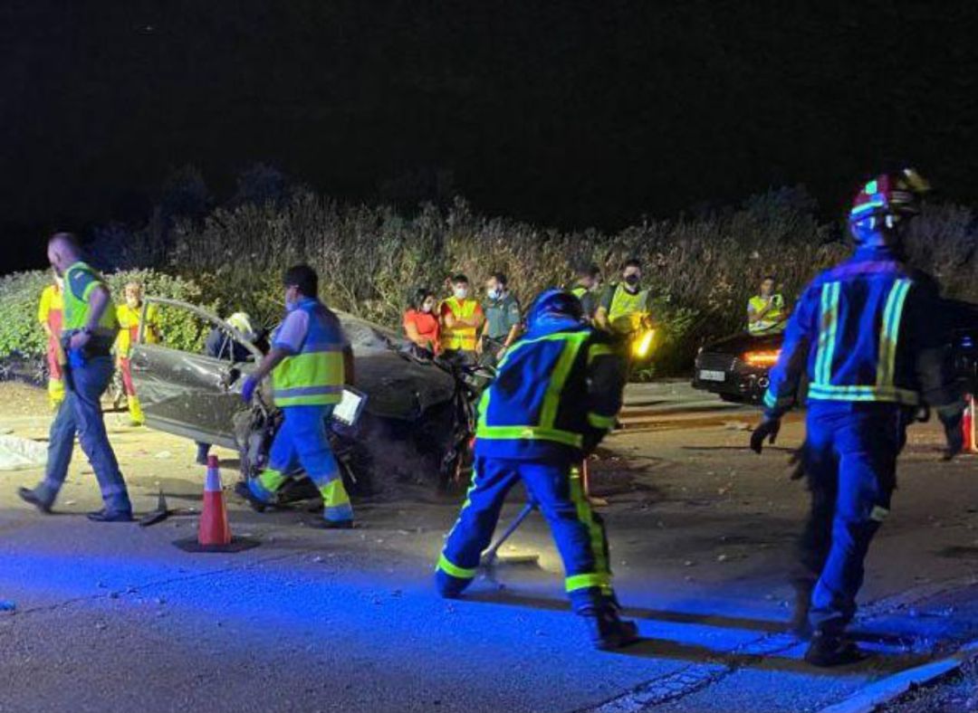 Imagen del vehículo tras la colisión, bomberos y SUMMA 112 Imagen del vehículo tras la colisión, bomberos y SUMMA 112