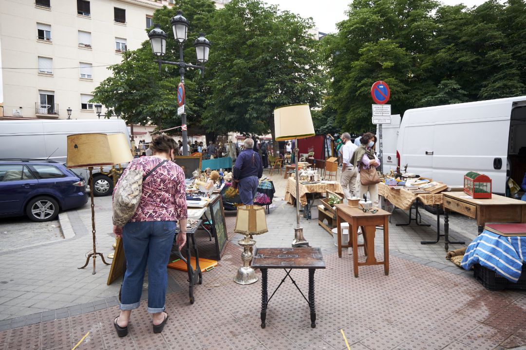 Varias personas visitan la Feria de Desembalaje de ‘Los Sábados del Rastro’ Varias personas visitan la Feria de Desembalaje de ‘Los Sábados del Rastro’