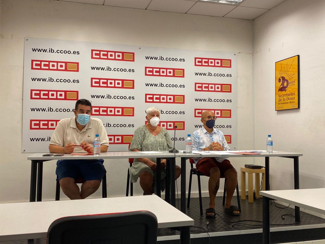 El secretario de organización de sanidad y servicios sociosanitarios de CCOO, Antonio Jesús García, la delegada de residencias, María Carmen Jover, y el delegado de la Federación de Sanidad de CCOO, Juan Pons. El secretario de organización de sanidad y servicios sociosanitarios de CCOO, Antonio Jesús García, la delegada de residencias, María Carmen Jover, y el delegado de la Federación de Sanidad de CCOO, Juan Pons.