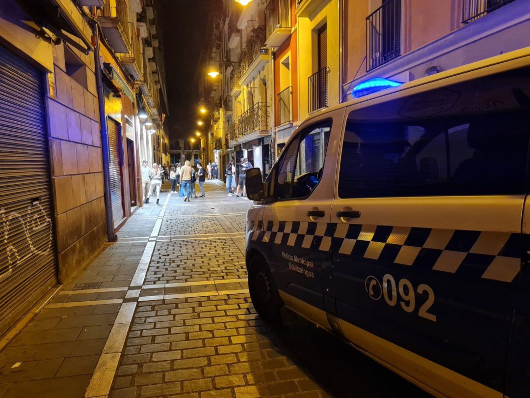 Coche patrulla de la Policía Municipal de Pamplona en el Casco Antiguo de Pamplona
Coche patrulla de la Policía Municipal de Pamplona en el Casco Antiguo de Pamplona
