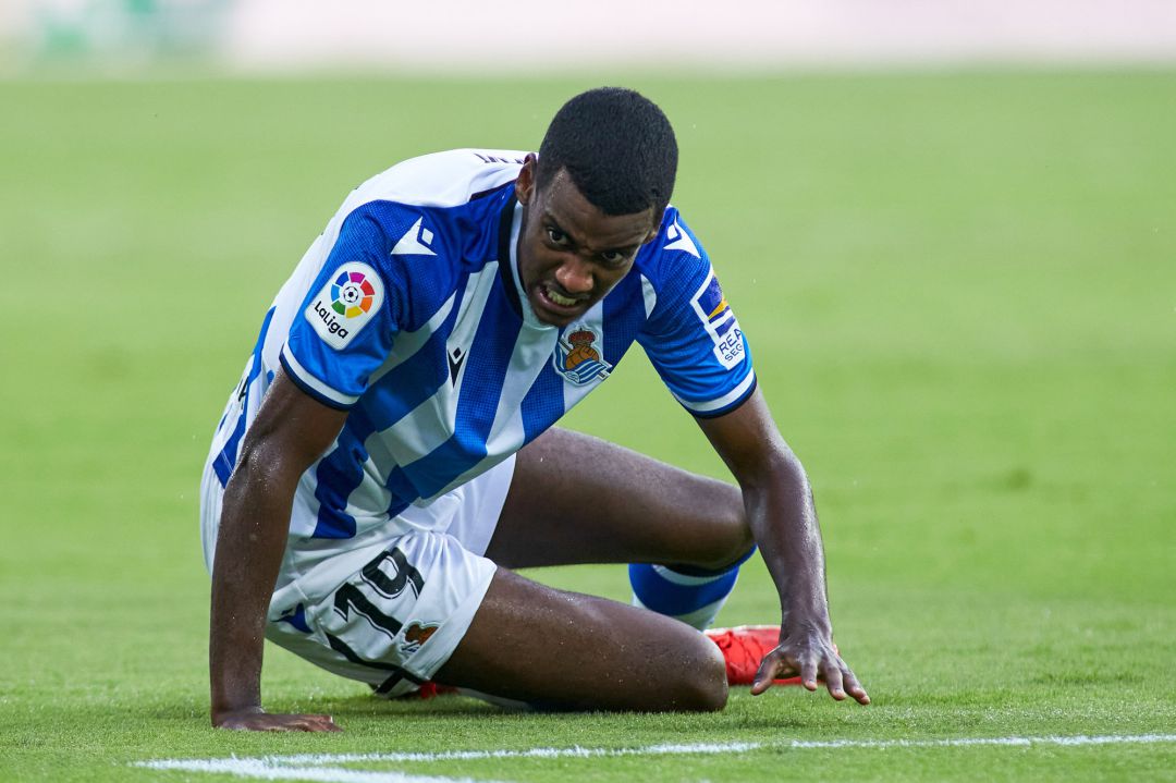 Alexander Isak se lanza al suelo lesionado contra el Sevilla Alexander Isak se lanza al suelo lesionado contra el Sevilla