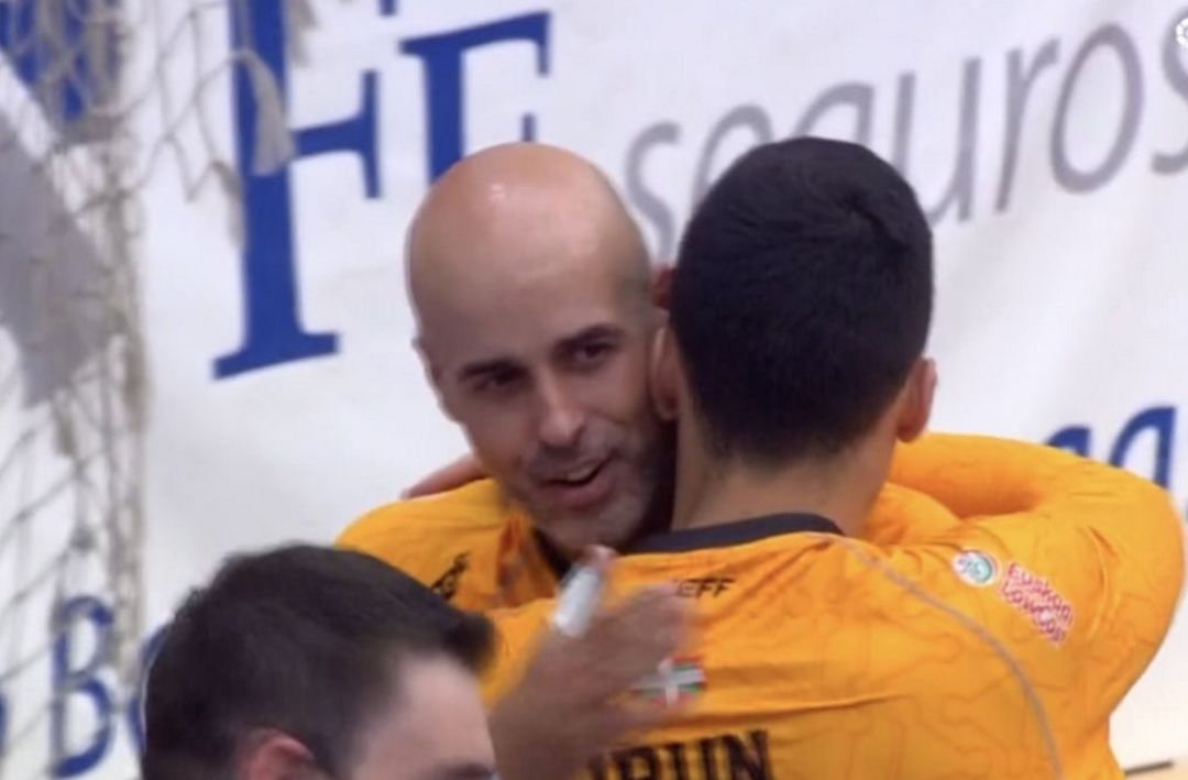 Sierra se abraza con Ledo después de la parada al final del partido Sierra se abraza con Ledo después de la parada al final del partido