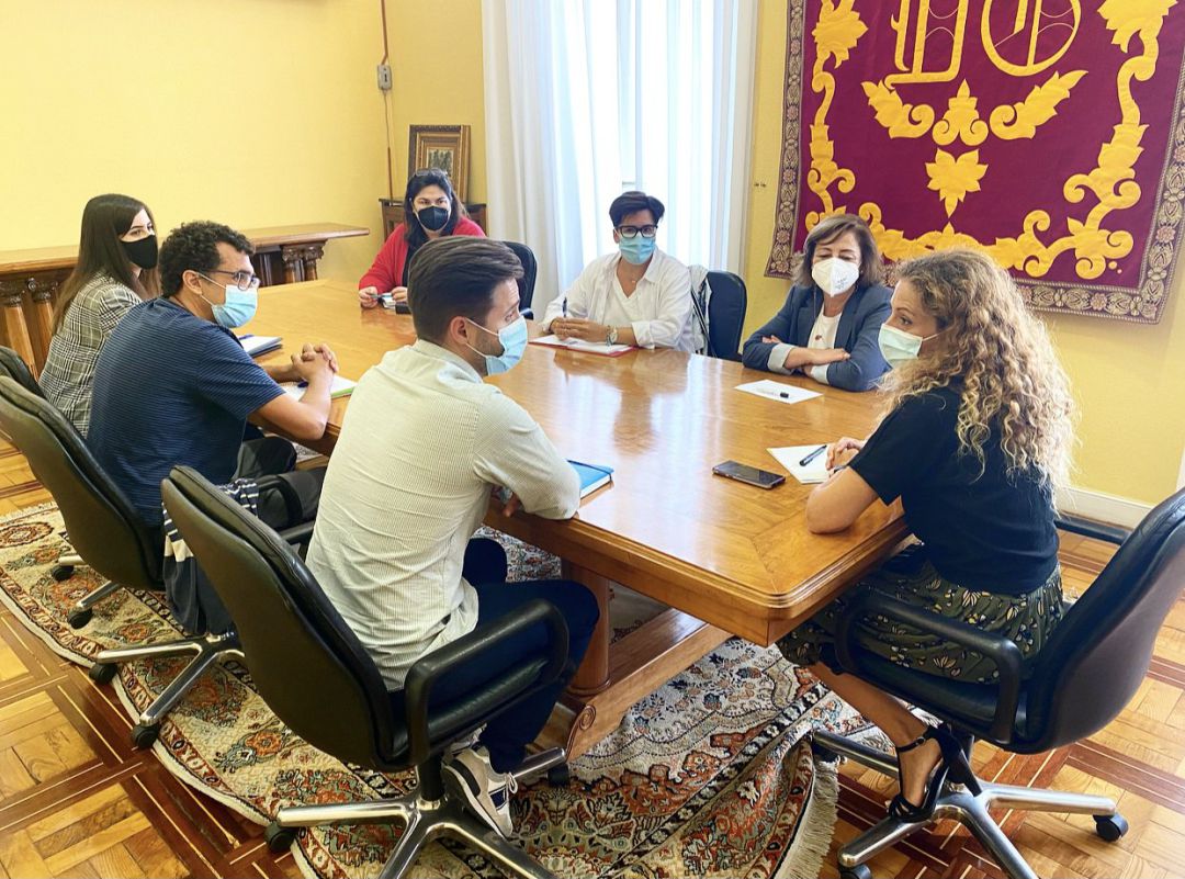 Reunión de la delegada del Gobierno con representantes de Cruz Roja, Movimiento por la Paz y Nueva Vida, que atienden a los refugiados afganos. Reunión de la delegada del Gobierno con representantes de Cruz Roja, Movimiento por la Paz y Nueva Vida, que atienden a los refugiados afganos.