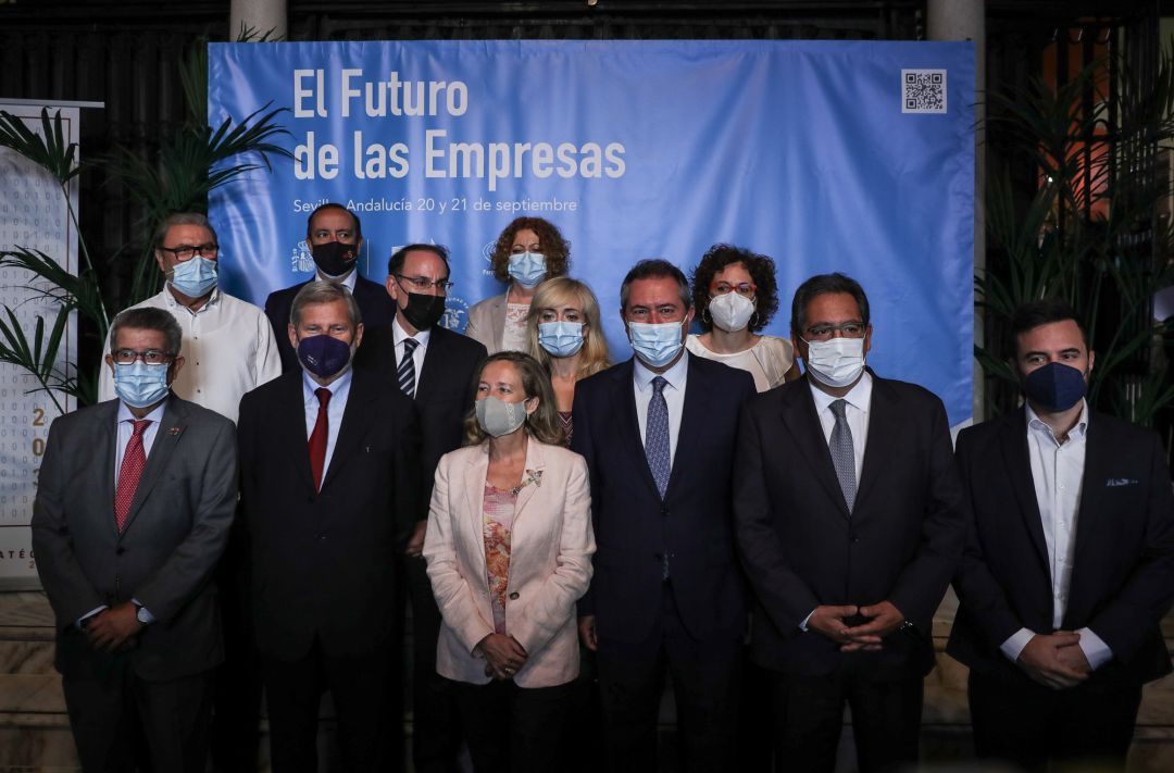 La vicepresidenta primera del Gobierno y ministra de Asuntos Económicos y Transformación Digital, Nadia Calviño (3d); el alcalde de Sevilla, Juan Espadas (3i), y el comisario europeo de Presupuesto y Administración, Johannes Hahn (2i), en la inauguración el 'Diálogo sobre el Futuro de las Empresas' a 20 septiembre 2021 en Sevilla (Andalucía)
La vicepresidenta primera del Gobierno y ministra de Asuntos Económicos y Transformación Digital, Nadia Calviño (3d); el alcalde de Sevilla, Juan Espadas (3i), y el comisario europeo de Presupuesto y Administración, Johannes Hahn (2i), en la inauguración el 'Diálogo sobre el Futuro de las Empresas' a 20 septiembre 2021 en Sevilla (Andalucía)
