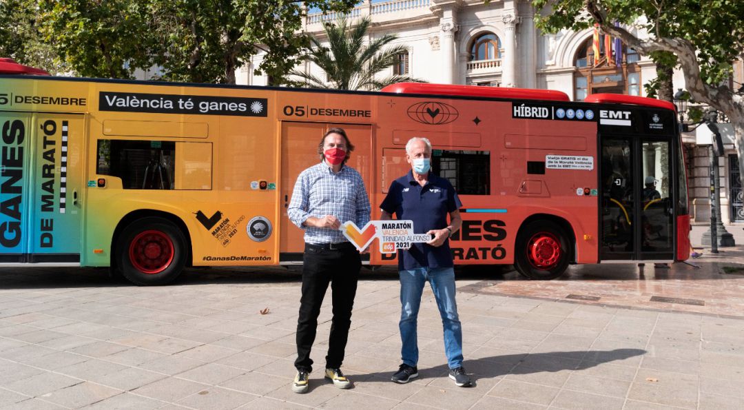 Giuseppe Grezzi, concejal de Movilidad Sostenible y presidente de la EMT, junto al presidente de la SD Correcaminos, Paco Borao. Giuseppe Grezzi, concejal de Movilidad Sostenible y presidente de la EMT, junto al presidente de la SD Correcaminos, Paco Borao.