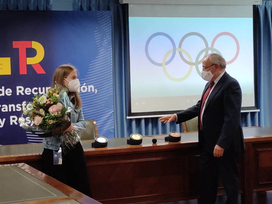 El subdelegado del Gobierno regalando un ramo de flores a la atleta, Marta Fernández El subdelegado del Gobierno regalando un ramo de flores a la atleta, Marta Fernández
