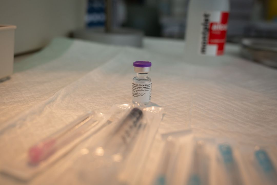 Una dosis de la vacuna de Pfizer-BioNtech contra el COVID-19, Una dosis de la vacuna de Pfizer-BioNtech contra el COVID-19,