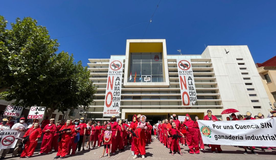 Los vecinos se ataviaron como los personajes de la serie para la protesta Los vecinos se ataviaron como los personajes de la serie para la protesta
