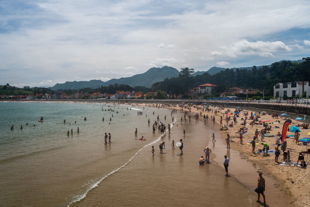 Playa de Santa Marina, en Ribadesella, este verano. Playa de Santa Marina, en Ribadesella, este verano.