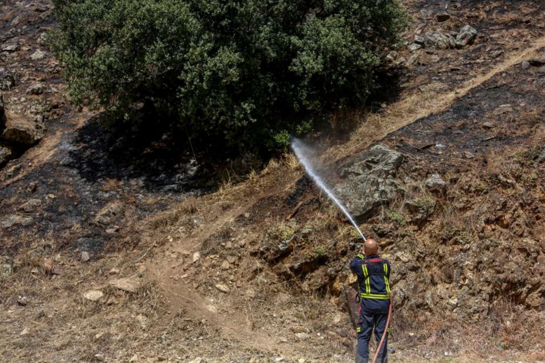 Un bombero trabaja en la extinción de uno de los focos del incendio del Pantano de San Juan. Un bombero trabaja en la extinción de uno de los focos del incendio del Pantano de San Juan.