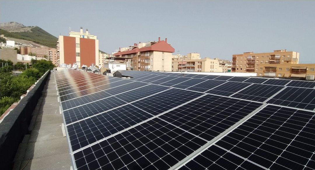 Archivo - Imagen de placas fotovoltaicas en un edficio Archivo - Imagen de placas fotovoltaicas en un edficio