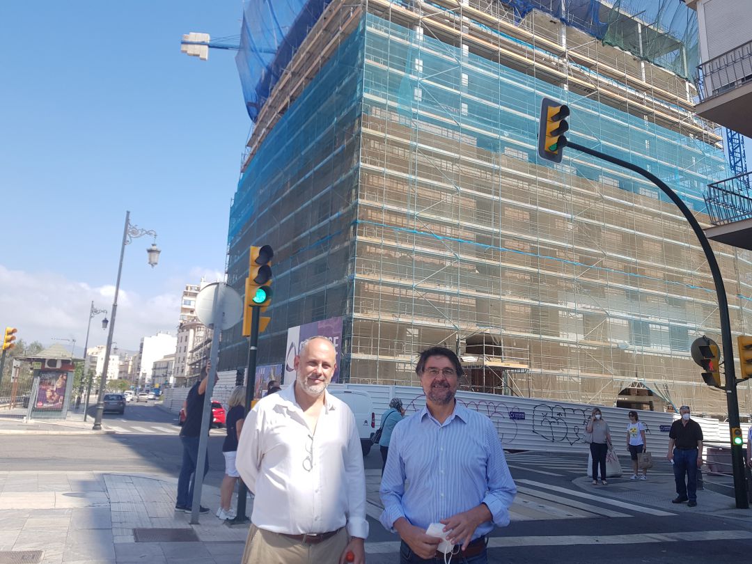 Luis Ruíz Padron y Francisco Sarabia junto al hotel de Moneo Luis Ruíz Padron y Francisco Sarabia junto al hotel de Moneo