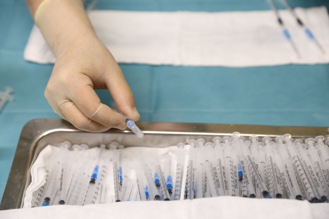 Varias dosis de la vacuna de Pfizer en el dispositivo puesto en marcha para vacunar contra el coronavirus. Varias dosis de la vacuna de Pfizer en el dispositivo puesto en marcha para vacunar contra el coronavirus.