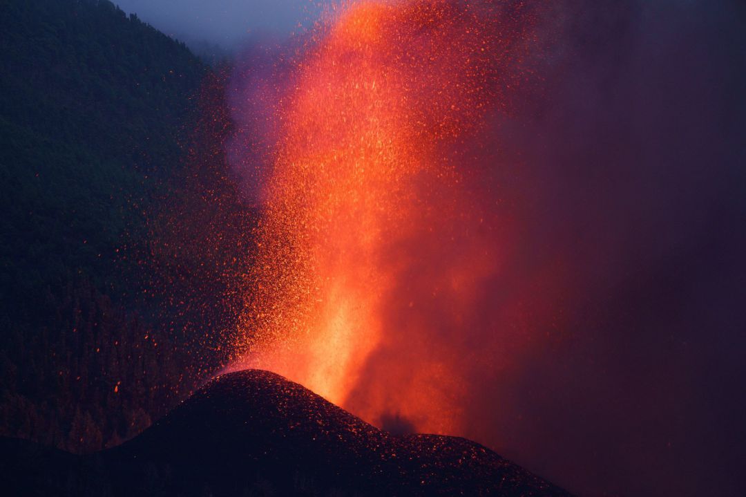 El nuevo volcán que surgió este domingo en el municipio de El Paso, en La Palma, vive su segundo día de erupción y ya se aprecia con claridad la formación de un cono. El nuevo volcán que surgió este domingo en el municipio de El Paso, en La Palma, vive su segundo día de erupción y ya se aprecia con claridad la formación de un cono.