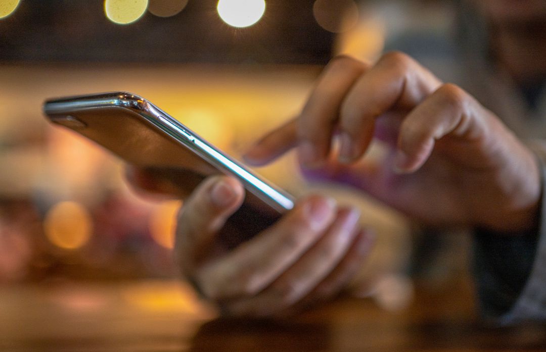 Una persona utilizando un teléfono móvil. Una persona utilizando un teléfono móvil.