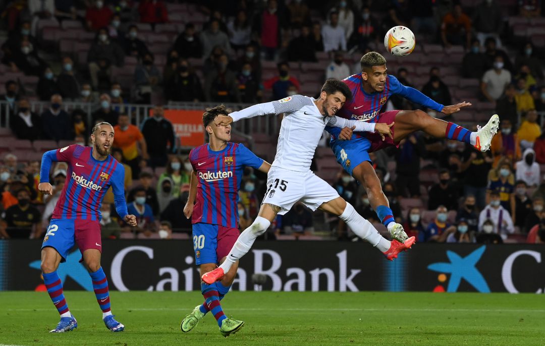 Araújo pelea un balón aéreo con Carlos Neva, durante el Barça - Granada Araújo pelea un balón aéreo con Carlos Neva, durante el Barça - Granada
