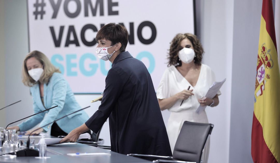 La vicepresidenta primera del Gobierno y ministra de Asuntos Económicos y Transformación Digital, Nadia Calviño; la ministra de Política Territorial y portavoz del Gobierno, Isabel Rodríguez; y la ministra de Hacienda y Función Pública, María Jesús Montero. La vicepresidenta primera del Gobierno y ministra de Asuntos Económicos y Transformación Digital, Nadia Calviño; la ministra de Política Territorial y portavoz del Gobierno, Isabel Rodríguez; y la ministra de Hacienda y Función Pública, María Jesús Montero.