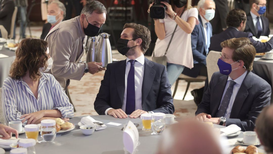 La presidenta de la Comunidad de Madrid, Isabel Díaz Ayuso; el presidente del Partido Popular, Pablo Casado, y el alcalde de Madrid, José Luis Martínez-Almeida. La presidenta de la Comunidad de Madrid, Isabel Díaz Ayuso; el presidente del Partido Popular, Pablo Casado, y el alcalde de Madrid, José Luis Martínez-Almeida.