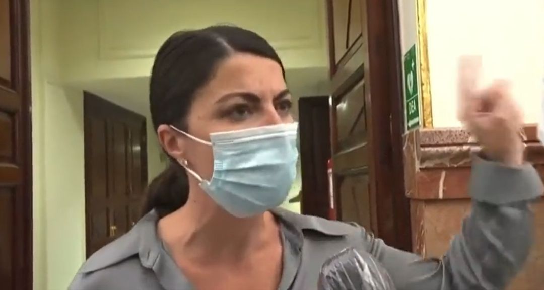La diputada de Vox Macarena Olona reprende a una periodista por hacerle una pregunta La diputada de Vox Macarena Olona reprende a una periodista por hacerle una pregunta