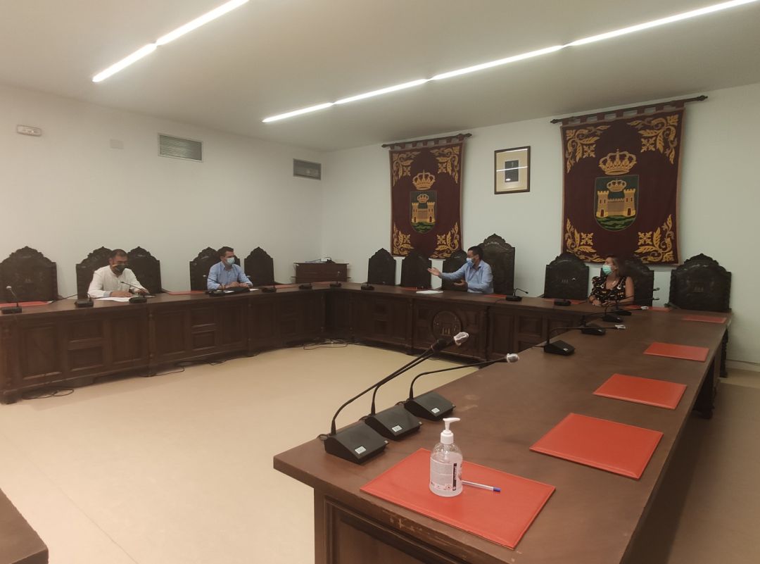 Un momento de la reunión. Un momento de la reunión.