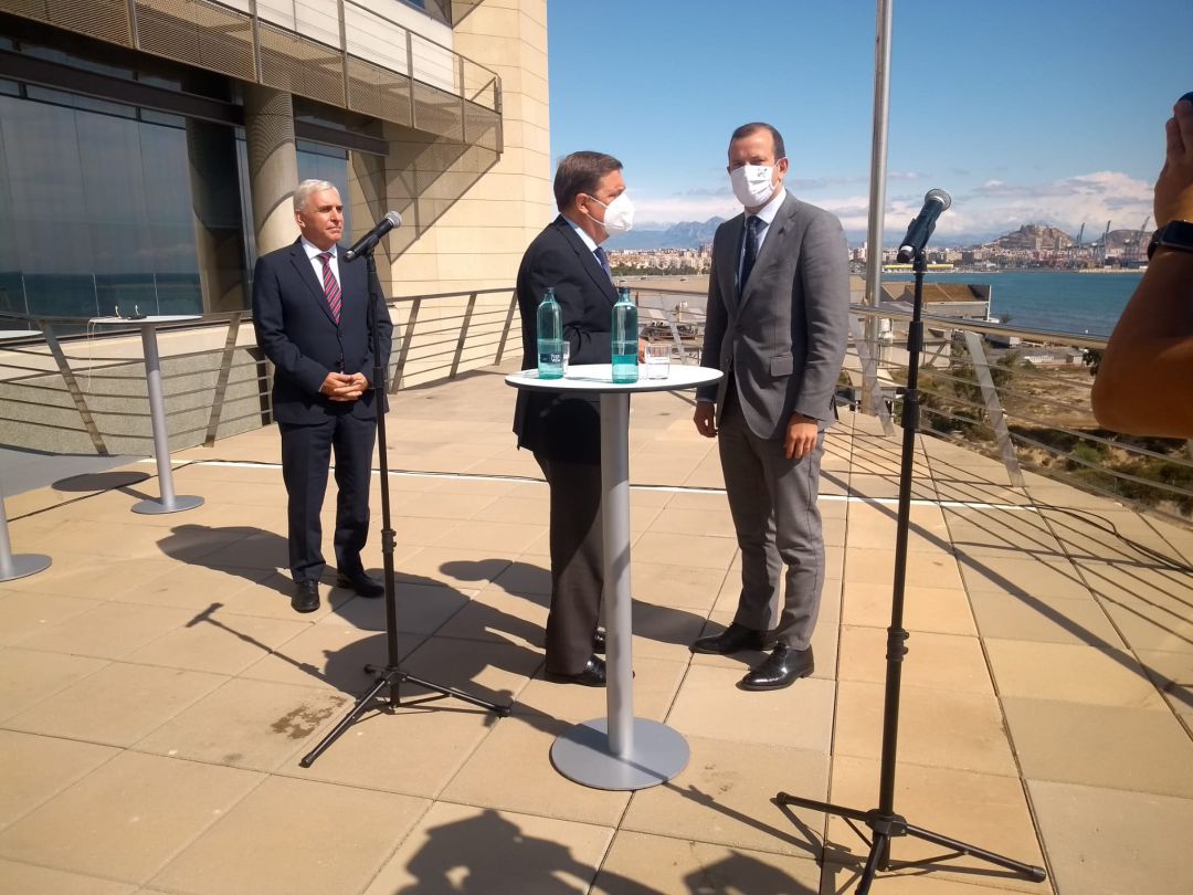 El comisario de Medio Ambiente, Océanos y Pesca de la UE, Virginijus Sinkevicius (d), antes de comparecer junto al ministro de Agricultura, Pesca y Alimentación, Luis Planas, (c) en la sede de la EUIPO, junto a su director ejecutivo, Christian Archambeau (i).
El comisario de Medio Ambiente, Océanos y Pesca de la UE, Virginijus Sinkevicius (d), antes de comparecer junto al ministro de Agricultura, Pesca y Alimentación, Luis Planas, (c) en la sede de la EUIPO, junto a su director ejecutivo, Christian Archambeau (i).