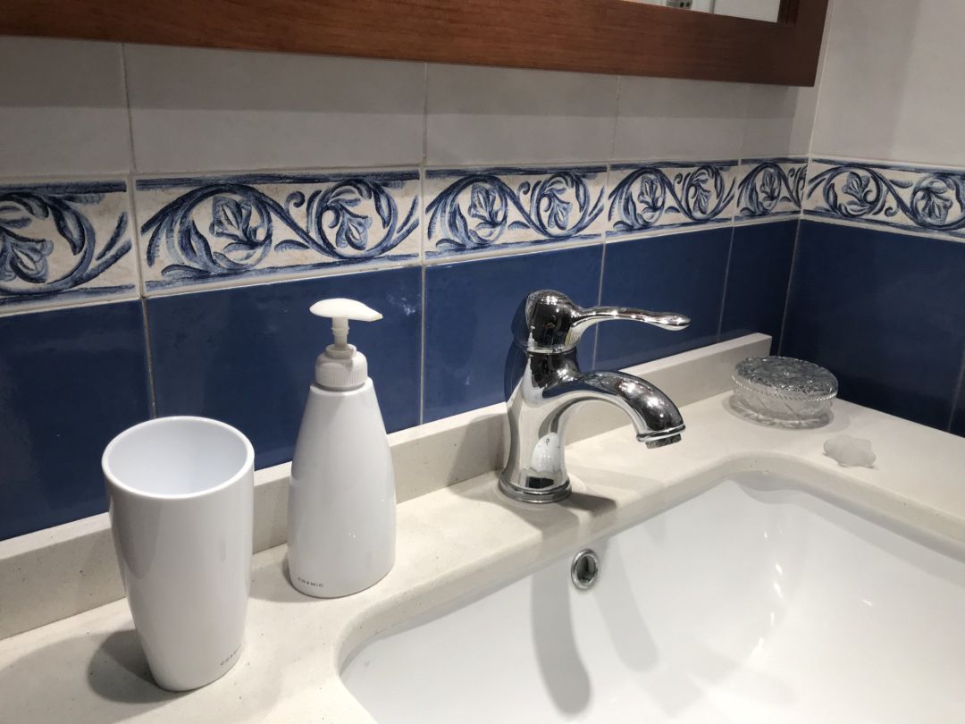 Archivo - Grifo de lavabo, agua, higiene, dispensador de jabón Archivo - Grifo de lavabo, agua, higiene, dispensador de jabón