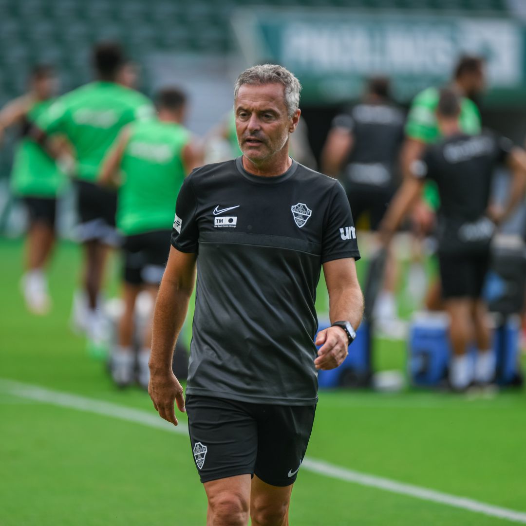 Fran Escribá durante un entrenamiento en el Martínez Valero Fran Escribá durante un entrenamiento en el Martínez Valero