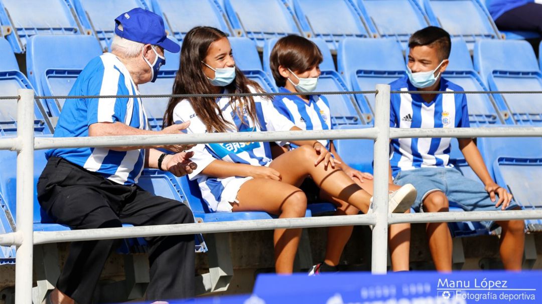 Aficionados de diferentes generaciones en el Nuevo Colombino. Aficionados de diferentes generaciones en el Nuevo Colombino.