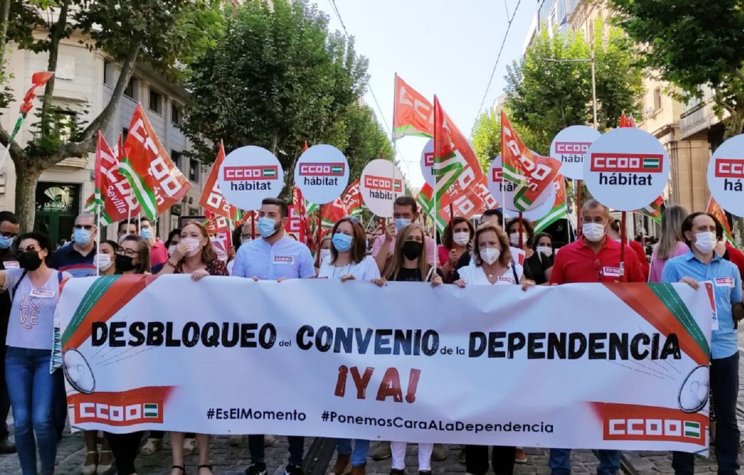 Concentración a las puertas de la patronal, que se repetirá el próximo martes ante la delegación de igualdad y políticas sociales, para exigir dignidad para profesionales de la Dependencia Concentración a las puertas de la patronal, que se repetirá el próximo martes ante la delegación de igualdad y políticas sociales, para exigir dignidad para profesionales de la Dependencia