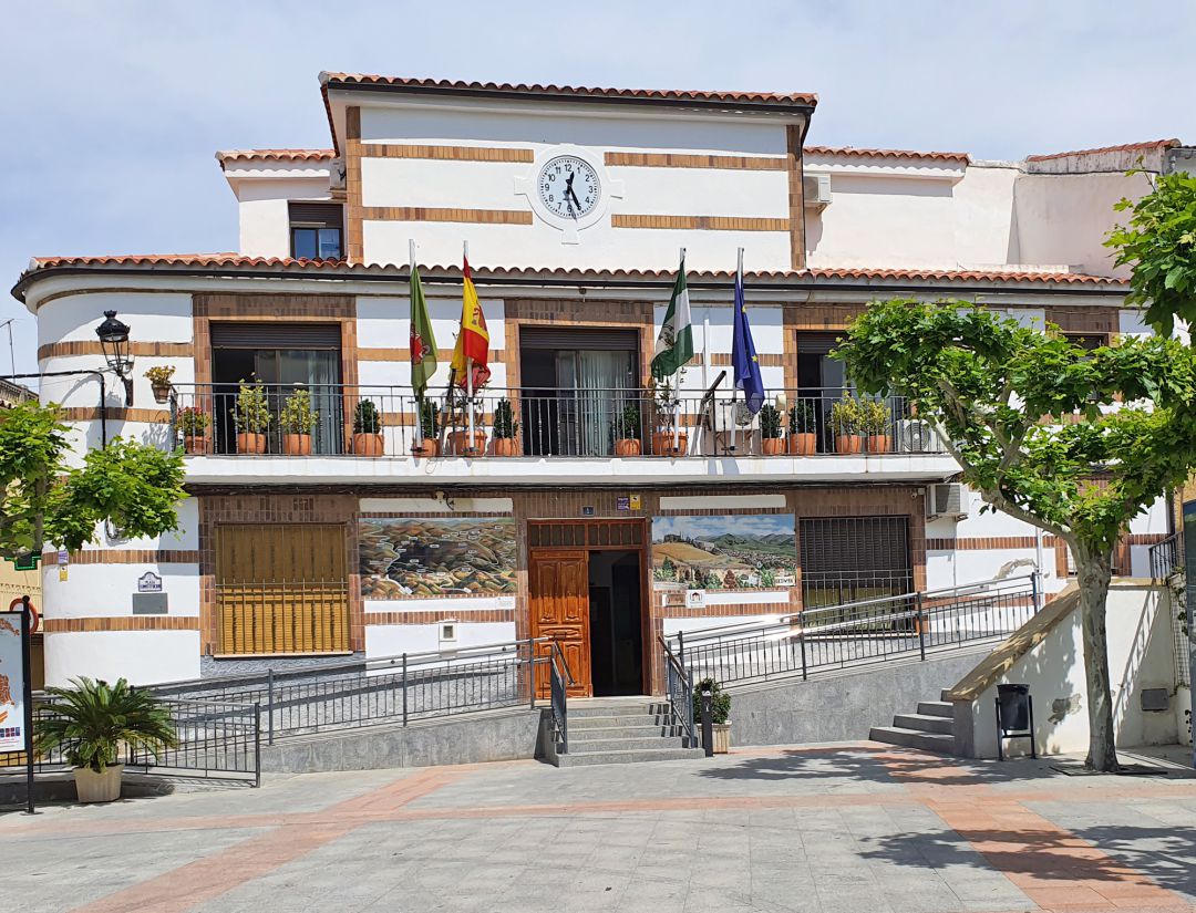 Fachada principal del Ayuntamiento de Bedmar y Garcíez Fachada principal del Ayuntamiento de Bedmar y Garcíez