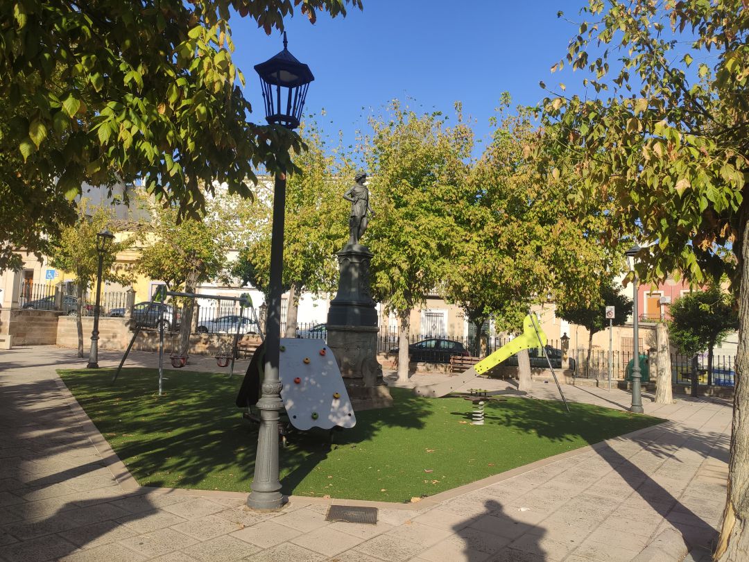 Parque infantil de la Plaza Alfonso XII de Linares. Parque infantil de la Plaza Alfonso XII de Linares.