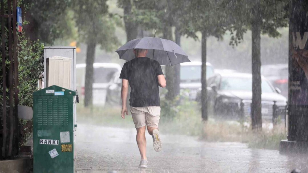 Hombre paseando bajo la lluvia - Archivo. Hombre paseando bajo la lluvia - Archivo.