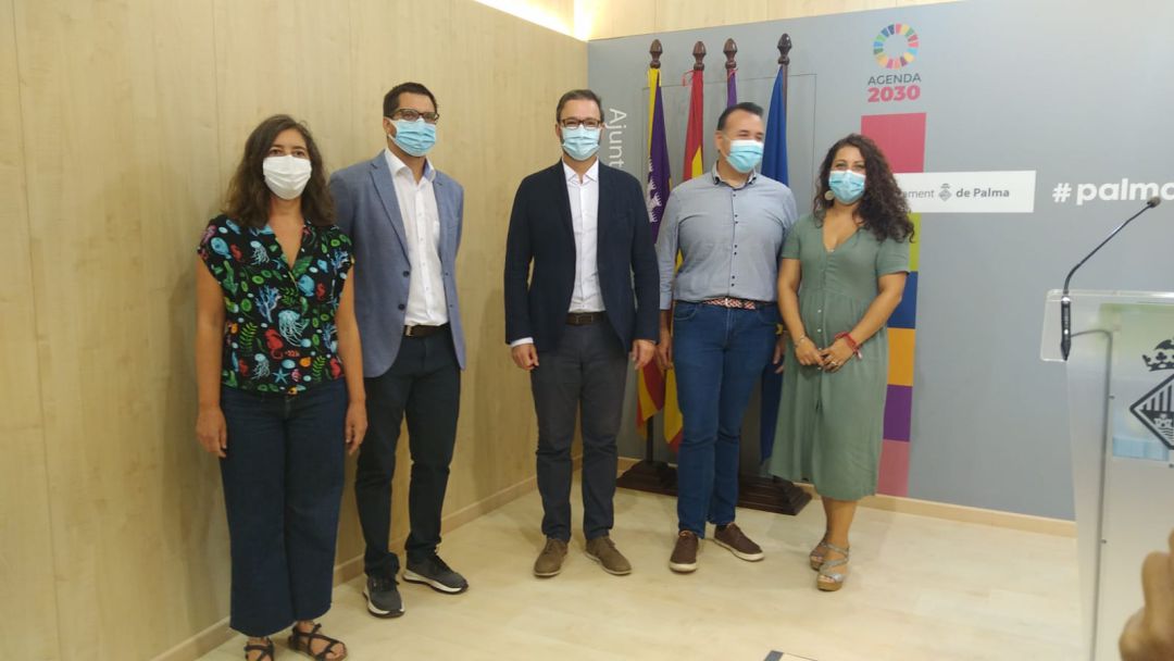 El alcalde de Palma (centro), José Hila, con cuatro regidores del Ayuntamiento El alcalde de Palma (centro), José Hila, con cuatro regidores del Ayuntamiento