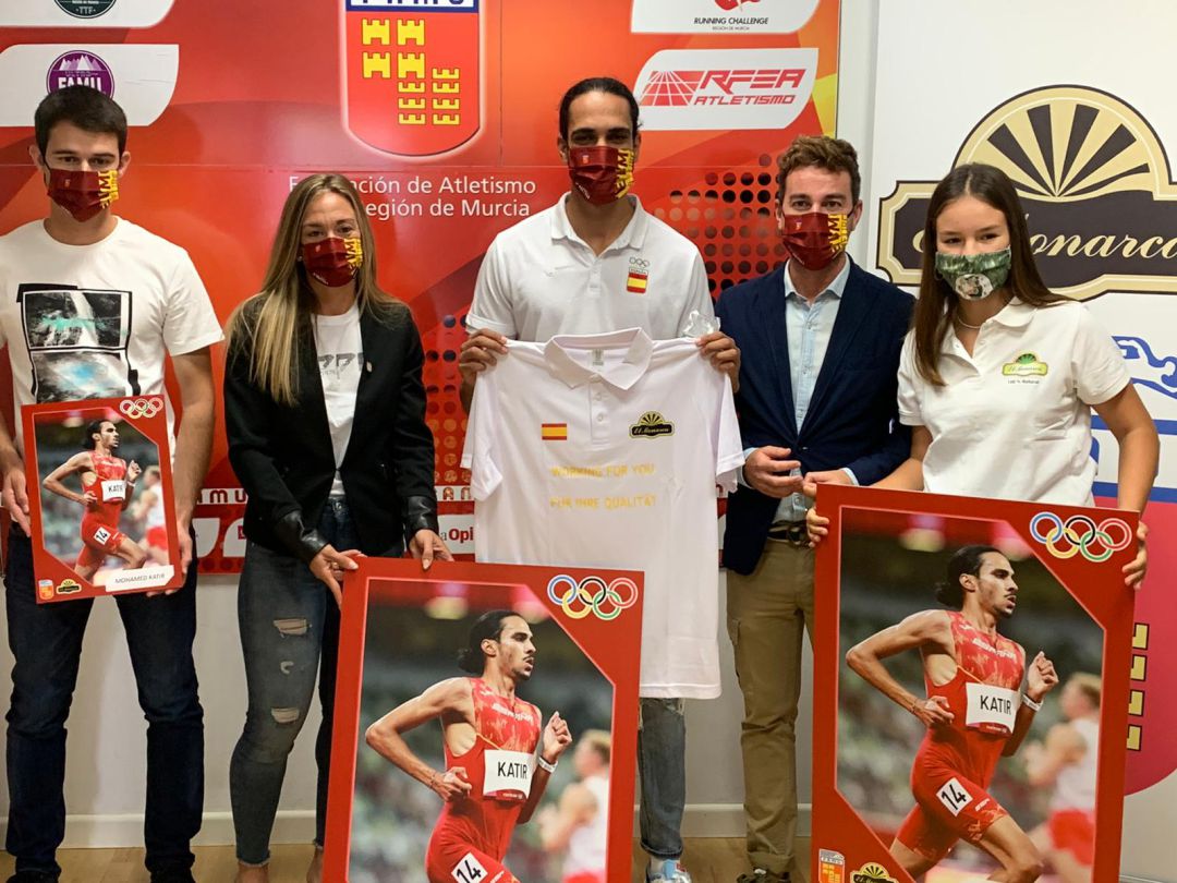 Mo Katir, al centro, en el homenaje de la Federación de Atletismo de la Región de Murcia Mo Katir, al centro, en el homenaje de la Federación de Atletismo de la Región de Murcia