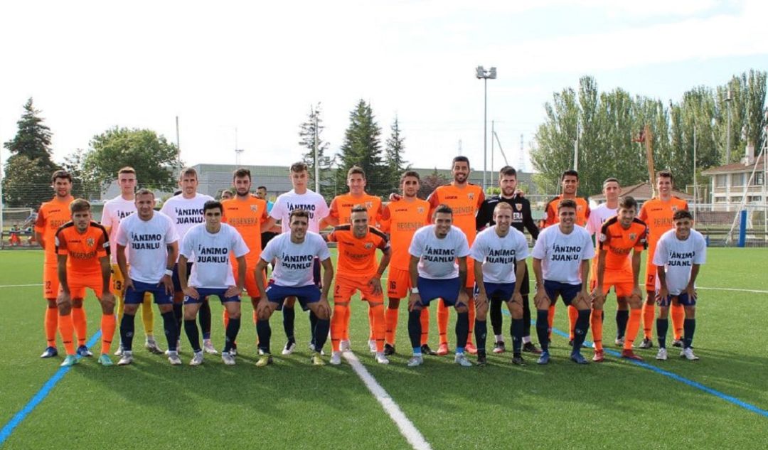 Los equipos de Mutilvera y Izarra posan antes del derbi en Tajonar Los equipos de Mutilvera y Izarra posan antes del derbi en Tajonar