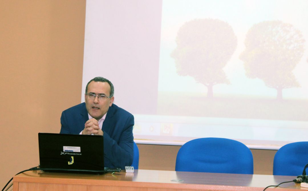 El dcotor Félix Viñuela durante una conferencia organizada por el Ayuntamiento de La Rinconada El dcotor Félix Viñuela durante una conferencia organizada por el Ayuntamiento de La Rinconada