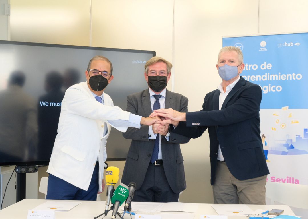 El rector de la Universidad hispalense, Miguel Ángel Castro, el presidente de la Autoridad Portuaria de Sevilla, Rafael Carmona, y el presidente del grupo empresarial Global Omnium, Eugenio Calabuig, en la firma del convenio para poner en marcha el Centro de Emprendimiento Tecnológico. El rector de la Universidad hispalense, Miguel Ángel Castro, el presidente de la Autoridad Portuaria de Sevilla, Rafael Carmona, y el presidente del grupo empresarial Global Omnium, Eugenio Calabuig, en la firma del convenio para poner en marcha el Centro de Emprendimiento Tecnológico.