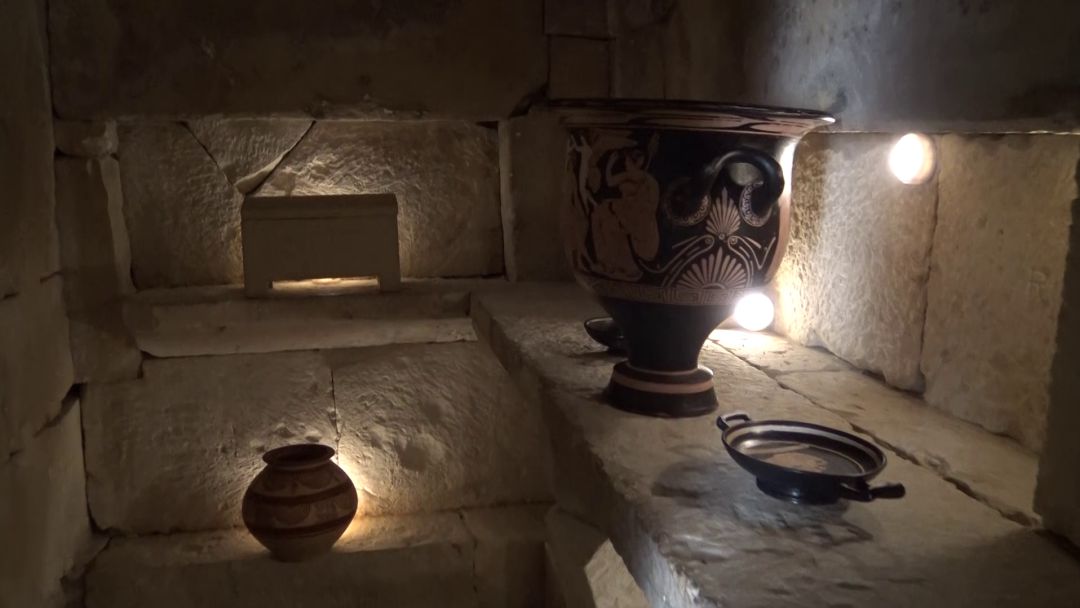 Los kylix se incorporan al ajuar de la Cámara de Toya Los kylix se incorporan al ajuar de la Cámara de Toya