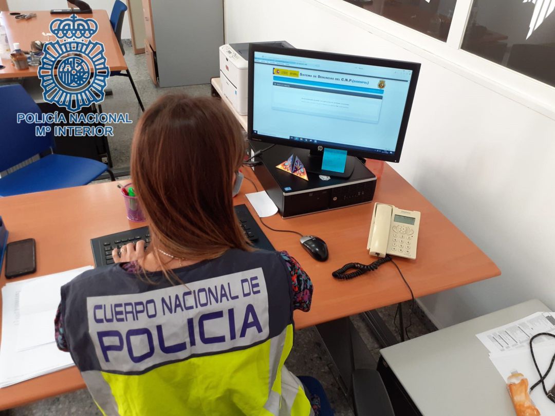 Una agente de Policía Nacional Una agente de Policía Nacional