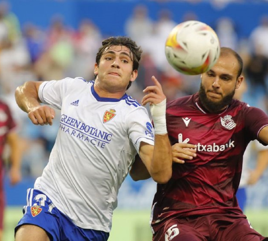 Iván Azón punga con Blasco en el partido del pasado sábado ante al Real B Iván Azón punga con Blasco en el partido del pasado sábado ante al Real B