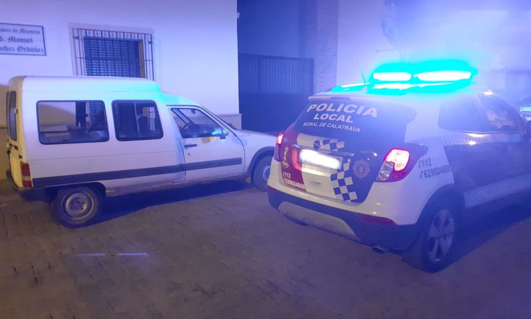 Imagen del momento en el que la Policía Local sorprendía a los cuatro jóvenes 'infraganti' Imagen del momento en el que la Policía Local sorprendía a los cuatro jóvenes 'infraganti'