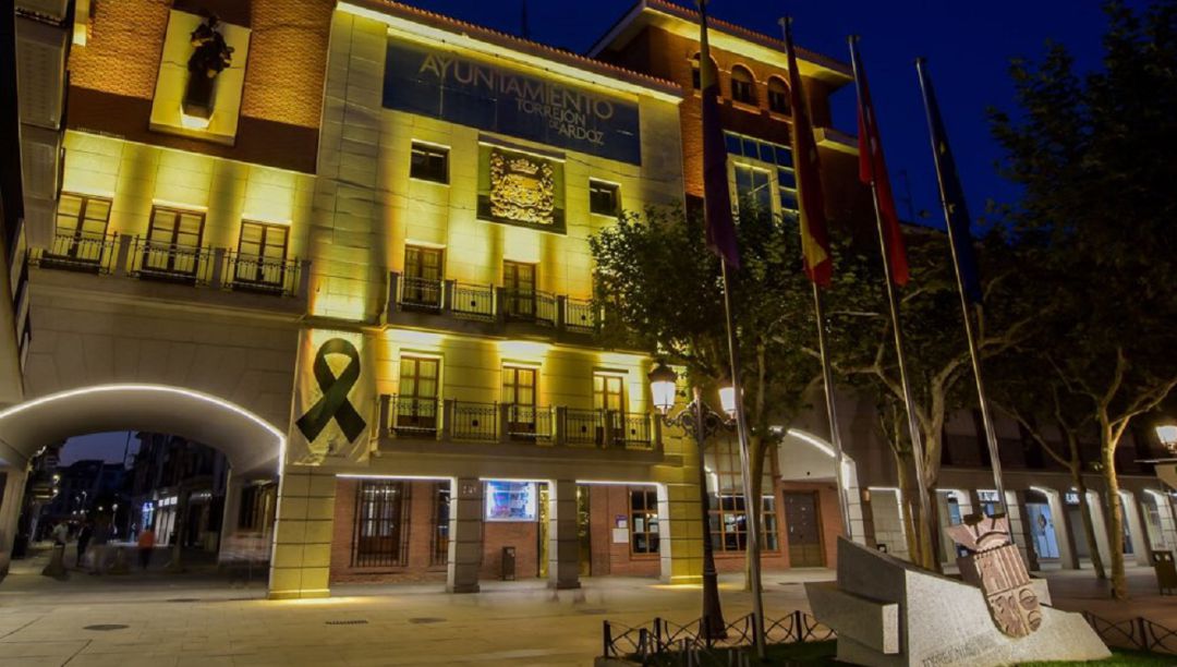 Ayuntamiento de Torrejón de Ardoz iluminado por el cáncer infantil Ayuntamiento de Torrejón de Ardoz iluminado por el cáncer infantil