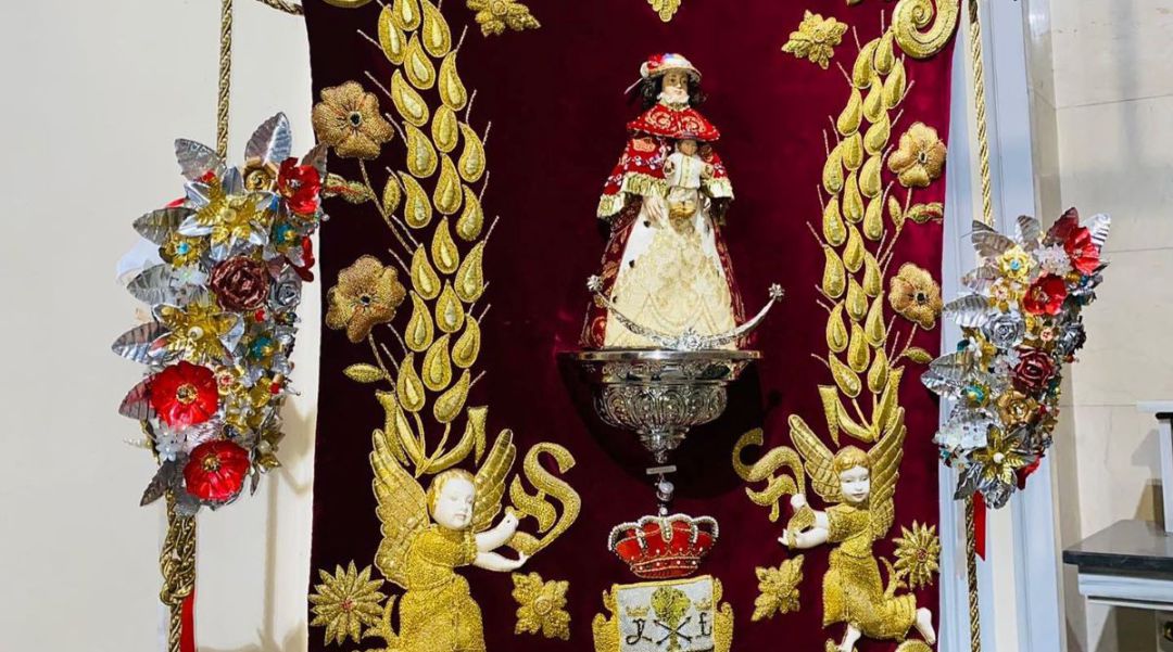 Altar con el escudo de la Hermandad del Rocío de San Sebastián de los Reyes Altar con el escudo de la Hermandad del Rocío de San Sebastián de los Reyes
