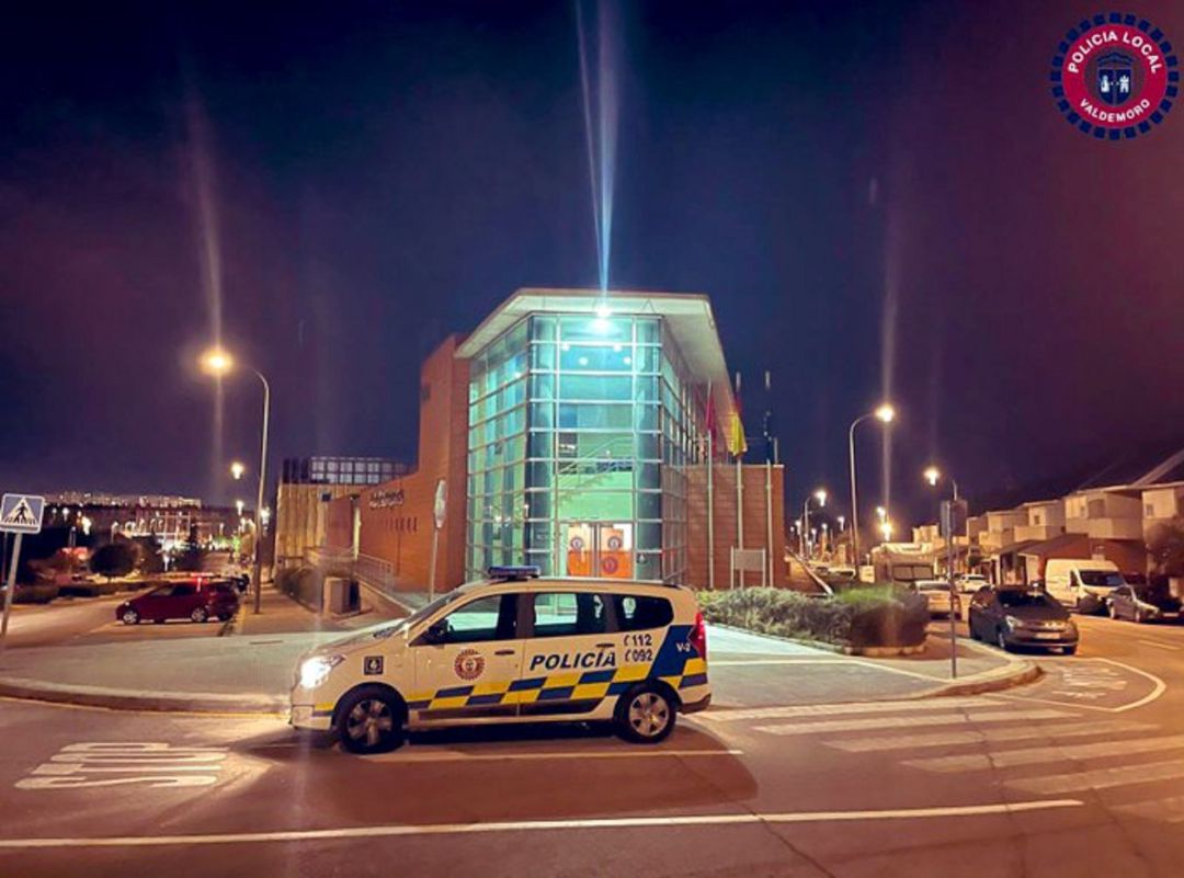 La Policía Municipal junto con la Guardia Civil detuvieron al ladrón del coche retenido por los vecinos. La Policía Municipal junto con la Guardia Civil detuvieron al ladrón del coche retenido por los vecinos.