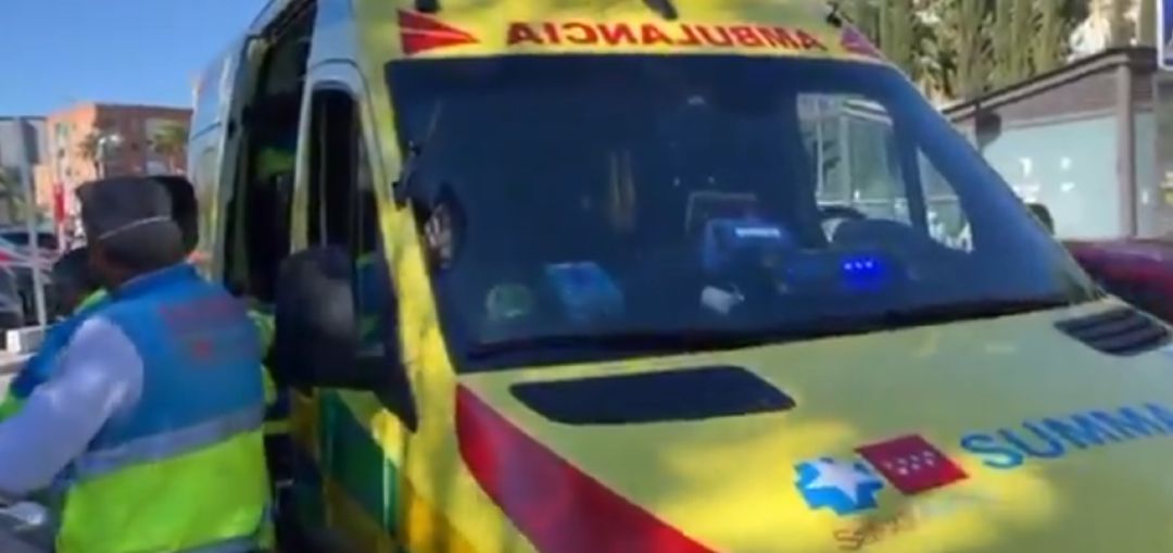 Una ambulancia del SUMMA 112 ha trasladado al menor atropellado en Getafe hasta el Hospital 12 de Octubre. Una ambulancia del SUMMA 112 ha trasladado al menor atropellado en Getafe hasta el Hospital 12 de Octubre.