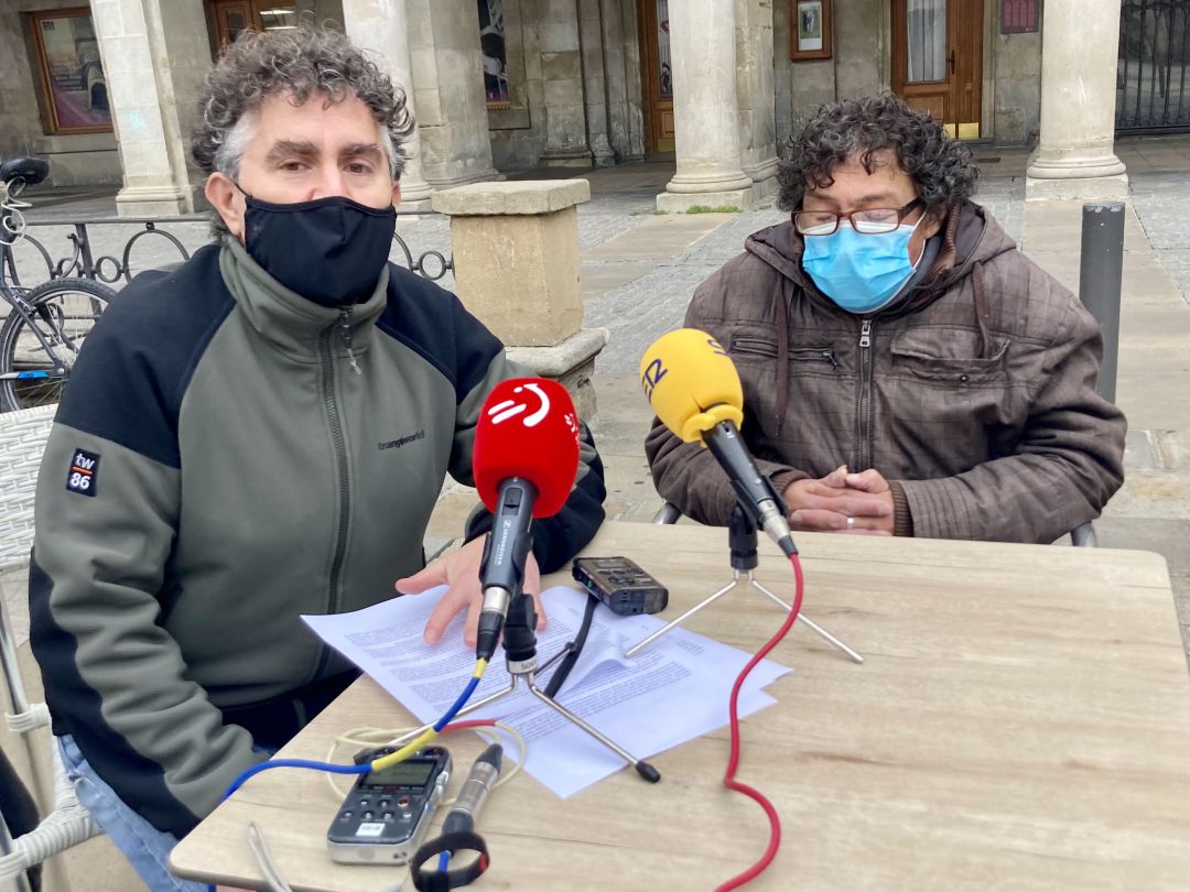 A la izquierda, Iñigo Antépara, de Derecho a Techo; a la izquierda, Koldo Arribillaga A la izquierda, Iñigo Antépara, de Derecho a Techo; a la izquierda, Koldo Arribillaga