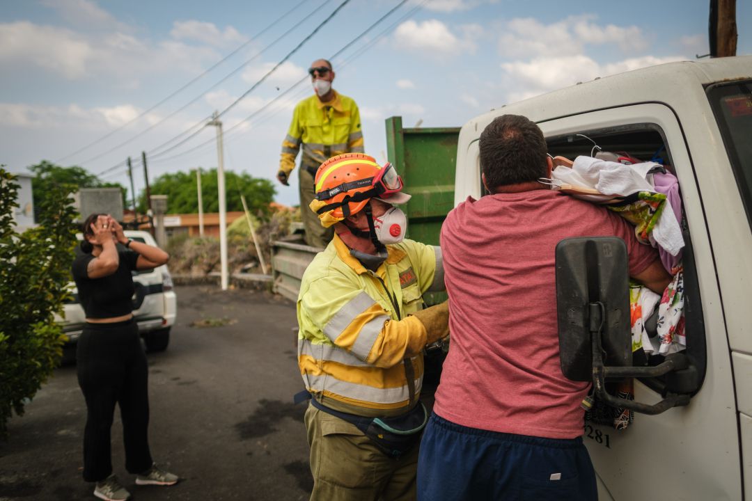 Vecinos de El Paso (La Palma) intentan salvar parte de sus pertenencias antes de ser desalojados ante la inminente llegada de la lava a sus casas. Vecinos de El Paso (La Palma) intentan salvar parte de sus pertenencias antes de ser desalojados ante la inminente llegada de la lava a sus casas.