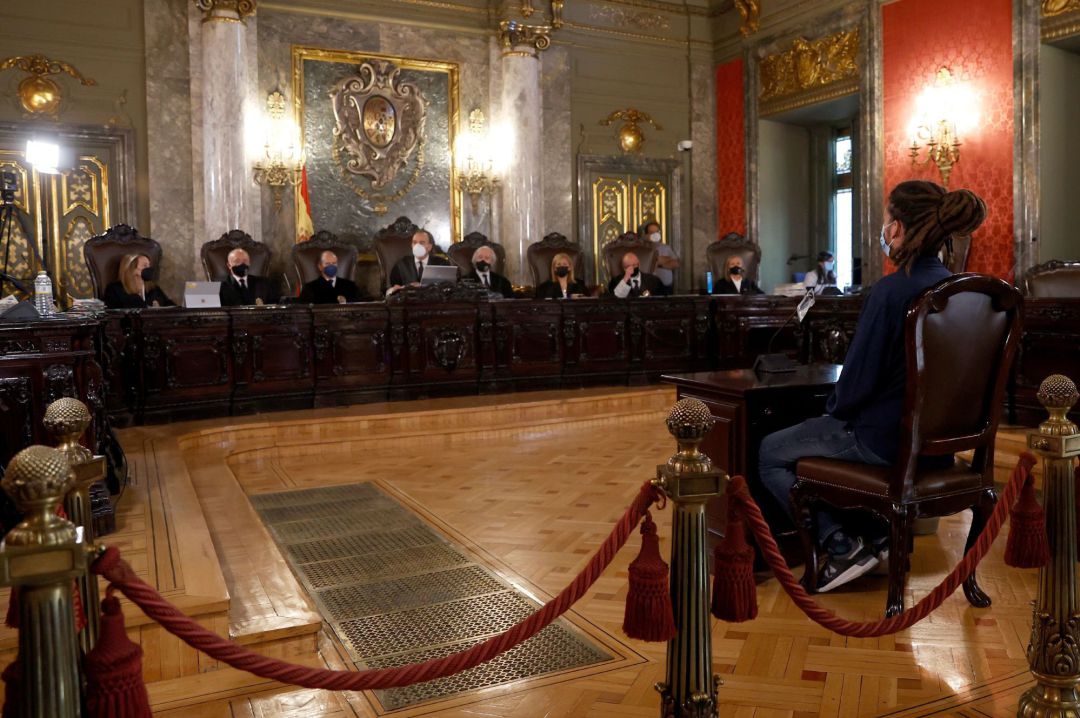 El exsecretario de Organización de Podemos y diputado Alberto Rodríguez durante su juicio en el Tribunal Supremo este martes por atentado a agentes de la autoridad y lesiones leves por dar presuntamente una patada a un policía en una protesta de 2014 en La Laguna (Tenerife). El exsecretario de Organización de Podemos y diputado Alberto Rodríguez durante su juicio en el Tribunal Supremo este martes por atentado a agentes de la autoridad y lesiones leves por dar presuntamente una patada a un policía en una protesta de 2014 en La Laguna (Tenerife).